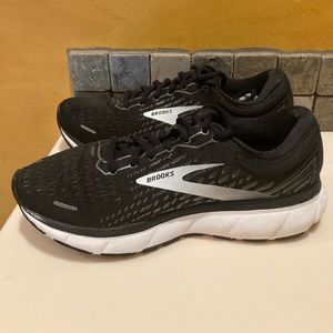 Gently Used Brooks Women’s 8 Wide Ghost Brook Shoes